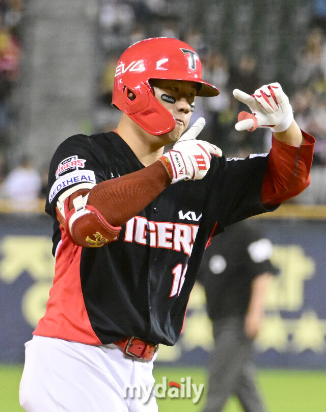 2025년 6월 4일 오후 서울 잠실구장에서 진행된 '2025 신한 SOL뱅크 KBO 리그' KIA 타이거즈와 두산 베어스의 경기.<br><br>KIA 최원준이 9회초 무사 1루서 2점 홈런을 친 뒤 기뻐하고 있다./마이데일리