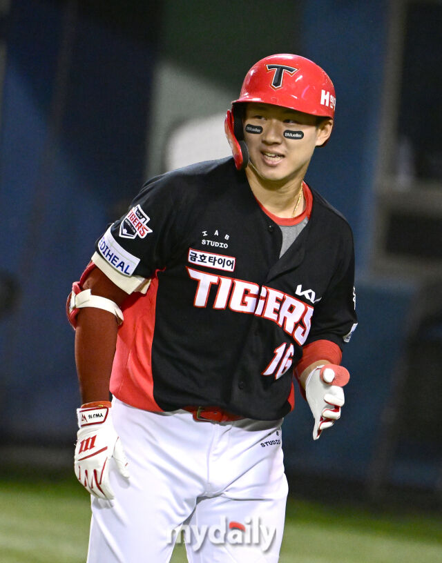 2025년 6월 4일 오후 서울 잠실구장에서 진행된 '2025 신한 SOL뱅크 KBO 리그' KIA 타이거즈와 두산 베어스의 경기.<br><br>KIA 최원준이 9회초 무사 1루서 2점 홈런을 친 뒤 환하게 웃고 있다./마이데일리