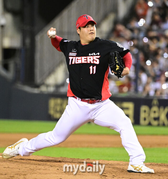 2025년 6월 4일 오후 서울 잠실구장에서 진행된 '2025 신한 SOL뱅크 KBO 리그' KIA 타이거즈와 두산 베어스의 경기.<br><br>KIA 조상우가 8회말 구원등판해 역투하고 있다./마이데일리<br>