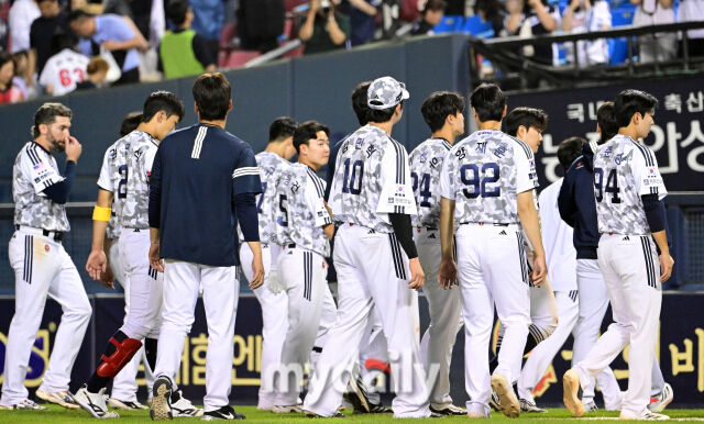 2025년 6월 4일 오후 서울 잠실구장에서 진행된 '2025 신한 SOL뱅크 KBO 리그' KIA 타이거즈와 두산 베어스의 경기. 두산이 3-8로 패한 뒤 아쉬워하고 있다./마이데일리