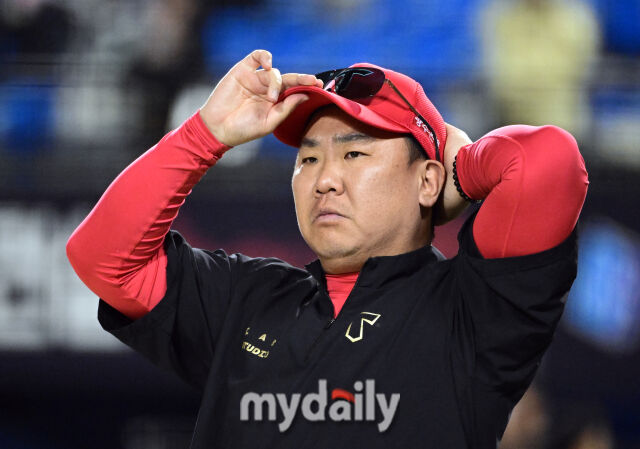 2025년 6월 4일 오후 서울 잠실구장에서 진행된 '2025 신한 SOL뱅크 KBO 리그' KIA 타이거즈와 두산 베어스의 경기. KIA 이범호 감독이 8-3으로 승리한 뒤 기뻐하고 있다./마이데일리