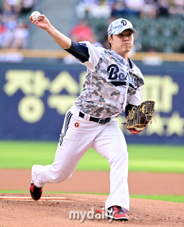 2025년 6월 5일 오후 서울 잠실구장에서 진행된 '2025 신한 SOL뱅크 KBO 리그' KIA 타이거즈와 두산 베어스의 경기. 두산 선발투수 최원준이 역투하고 있다./마이데일리