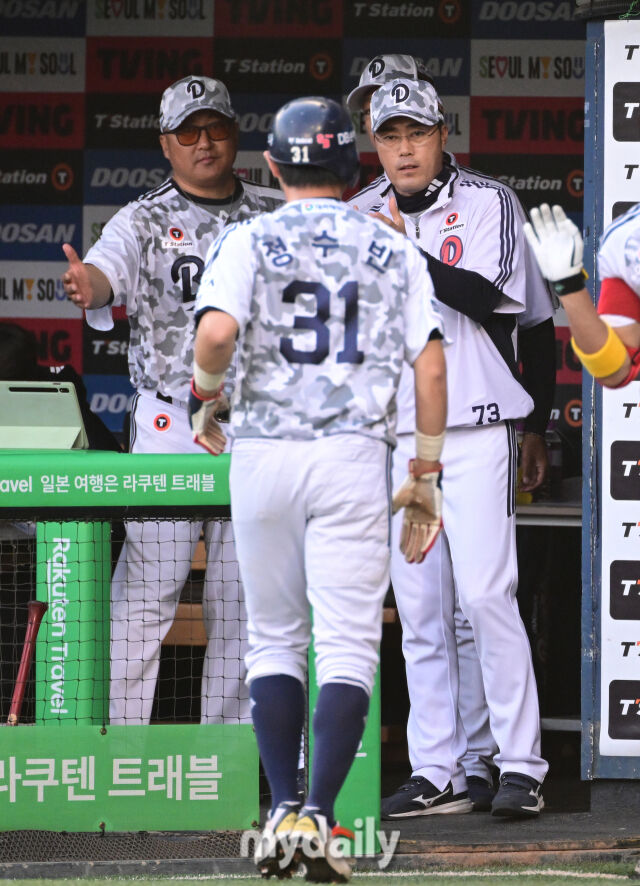 2025년 6월 5일 오후 서울 잠실구장에서 진행된 '2025 신한 SOL뱅크 KBO 리그' KIA 타이거즈와 두산 베어스의 경기. 두산 조성환 감독대행이 1회말 1사 3루서 양의지의 우익수 희생플라이 때 홈을 밟은 정수빈을 축하하고 있다./마이데일리