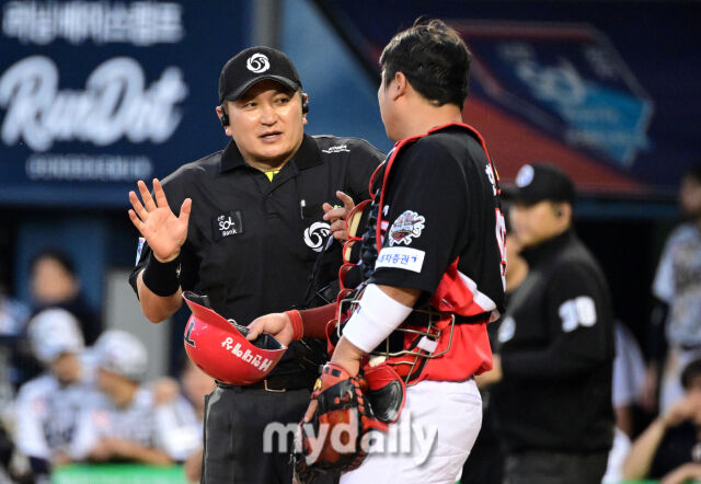 2025년 6월 5일 오후 서울 잠실구장에서 진행된 '2025 신한 SOL뱅크 KBO 리그' KIA 타이거즈와 두산 베어스의 경기. 김익수 구심이 KIA 한준수 포수와 이야기를 나누고 있다./마이데일리