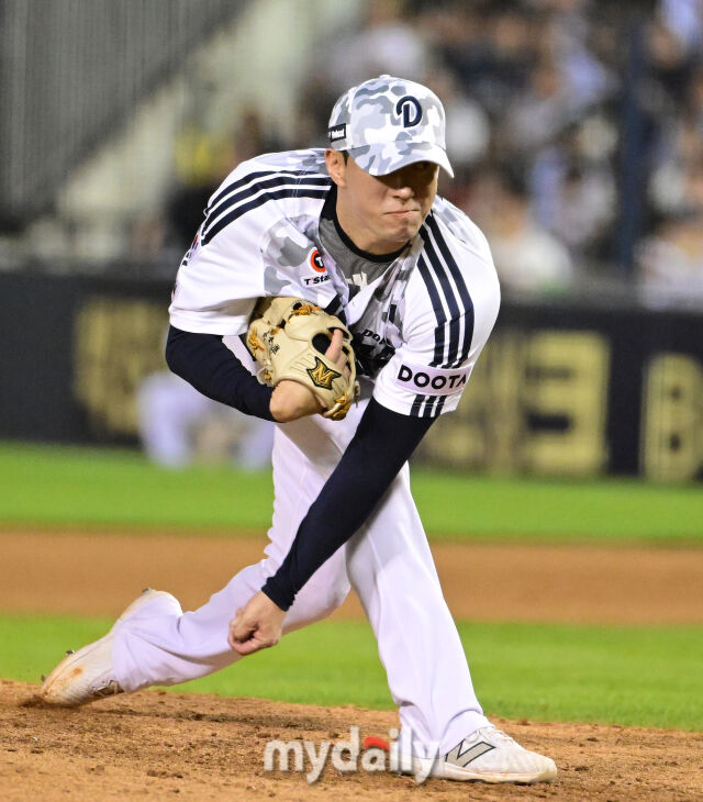 2025년 6월 5일 오후 서울 잠실구장에서 진행된 '2025 신한 SOL뱅크 KBO 리그' KIA 타이거즈와 두산 베어스의 경기.<br><br>두산 고효준이 6회초 1사 1루서 구원등판해 역투하고 있다./마이데일리