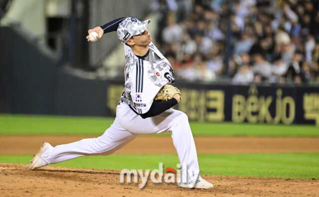 2025년 6월 5일 오후 서울 잠실구장에서 진행된 '2025 신한 SOL뱅크 KBO 리그' KIA 타이거즈와 두산 베어스의 경기. 두산 고효준이 6회초 1사 1루서 구원등판해 역투하고 있다./마이데일리