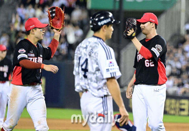 2025년 6월 5일 오후 서울 잠실구장에서 진행된 '2025 신한 SOL뱅크 KBO 리그' KIA 타이거즈와 두산 베어스의 경기. KIA 우익수 최원준이 9회말 2사 1.2루서 두산 김동준의 우전 안타 홈으로 송구해 2루 주자 박준순을 잡고 정해영과 하이파이브를 하고 있다./마이데일리