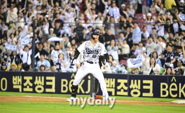 2025년 6월 5일 오후 서울 잠실구장에서 진행된 '2025 신한 SOL뱅크 KBO 리그' KIA 타이거즈와 두산 베어스의 경기.<br><br>두산 김동준이 9회말 2사 1.2루서 우전 안타를 친 뒤 홈으로 쇄도한 2루 주자 박준순의 결과를 지켜보고 있다./마이데일리