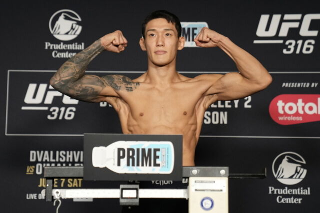 UFC 316을 앞두고 계체에 성공한 후 포즈를 취한 유주상. /UFC 제공