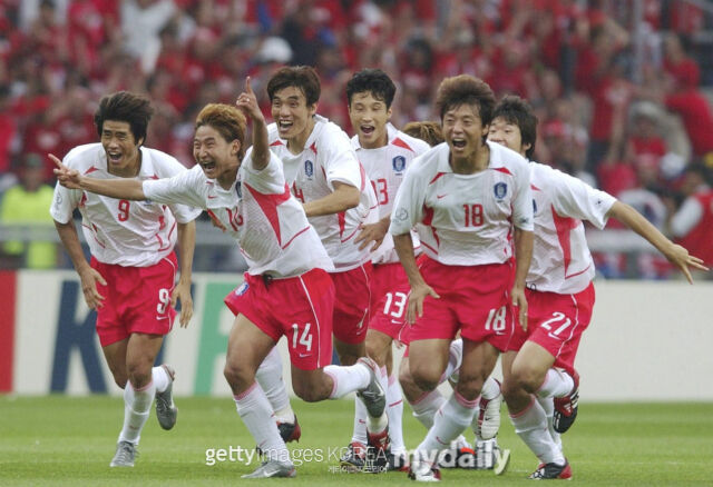 한국 선수들이 2002 한일월드컵 8강전에서 스페인을 꺾은 후 환호하고 있다. /게티이미지코리아