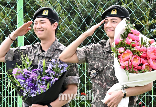 BTS RM(김남준)과 뷔(V·김태형)가 10일 오전 강원도 춘천시 신북읍 체육공원 축구장에서 군 복무를 마친 뒤 전역 인사를 하고 있다.