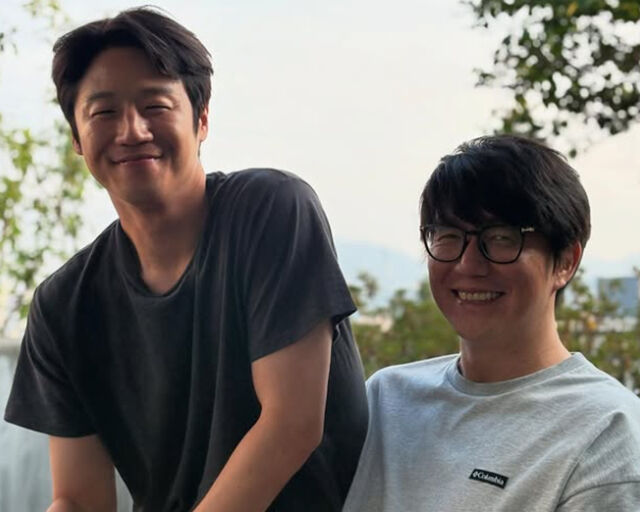 정준원이 성시경 무릎에 앉아 사진을 찍었다. / 정준원 소셜미디어 캡처 