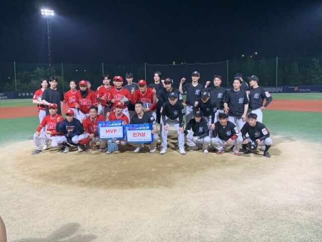 지난 9일 고양 장항야구장에서 열린 더킴로펌배 제19회 한스타 연예인 야구대회 8주차 BMB(왼쪽)와 알바트로스와의 경기에서 BMB가 15-3으로 승리했다. 경기 후 함께 파이팅을 외치는 선수들. 앞줄 가운데 MVP BMB 이종혁, 인기상 알바트로스 석민./한스타미디어