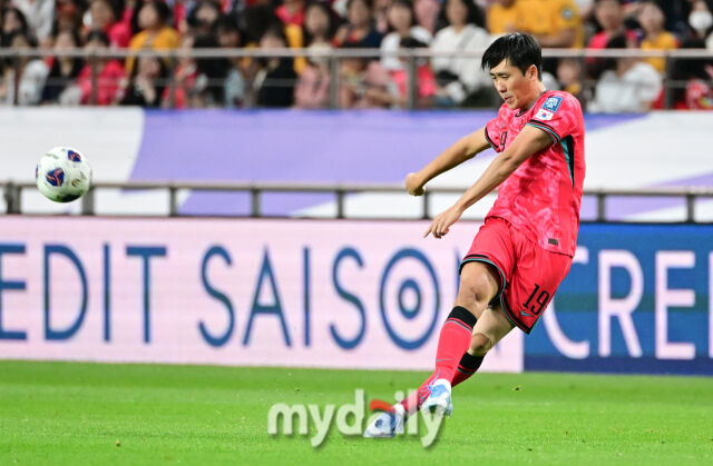 2025년 6월 10일 오후 서울 상암동 서울월드컵경기장에서 2026 국제축구연맹(FIFA) 북중미 월드컵 아시아지역 3차 에선 대한민국과 쿠웨이트의 경기가 열렸다.<br><br>원두재가 패스하고 있다./마이데일리 DB