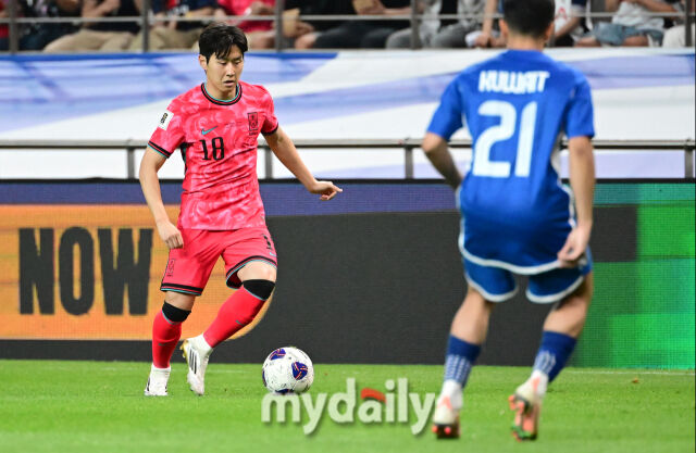 10일 오후 서울 상암동 서울월드컵경기장에서 2026 국제축구연맹(FIFA) 북중미 월드컵 아시아지역 3차 에선 대한민국과 쿠웨이트의 경기가 열렸다. 이강인이 일대일 대결을 준비하고 있다/사진 = 유진형 기자