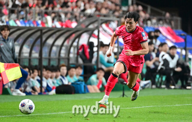 10일 오후 서울 상암동 서울월드컵경기장에서 2026 국제축구연맹(FIFA) 북중미 월드컵 아시아지역 3차 에선 대한민국과 쿠웨이트의 경기가 열렸다. 오현규가 드리볼 돌파를 하고 있다./사진 = 유진형 기자