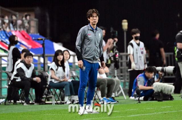 10일 오후 서울 상암동 서울월드컵경기장에서 2026 국제축구연맹(FIFA) 북중미 월드컵 아시아지역 3차 에선 대한민국과 쿠웨이트의 경기가 열렸다. 홍명보 감독이 경기를 지켜보고 있다./사진 = 유진형 기자