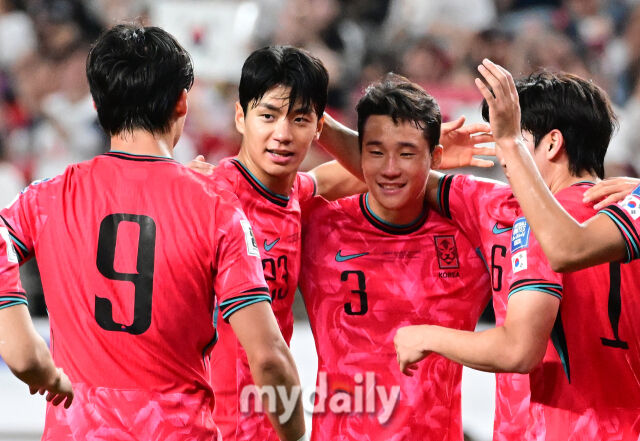 10일 오후 서울 상암동 서울월드컵경기장에서 2026 국제축구연맹(FIFA) 북중미 월드컵 아시아지역 3차 에선 대한민국과 쿠웨이트의 경기가 열렸다. 전진우가 전반전 골을 넣고 동료들의 축하를 받고 있다./사진 = 유진형 기자