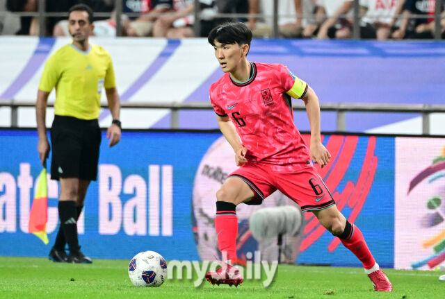 10일 오후 서울 상암동 서울월드컵경기장에서 2026 국제축구연맹(FIFA) 북중미 월드컵 아시아지역 3차 에선 대한민국과 쿠웨이트의 경기가 열렸다. 황인범이 패스하고 있다./사진 = 유진형 기자