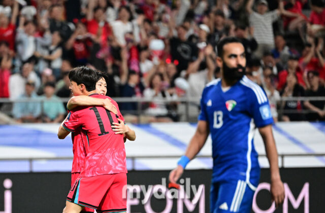 10일 오후 서울 상암동 서울월드컵경기장에서 2026 국제축구연맹(FIFA) 북중미 월드컵 아시아지역 3차 에선 대한민국과 쿠웨이트의 경기가 열렸다. 이재성이 후반전 골을 넣고 이강인과 함께 기뻐하고 있다./사진 = 유진형 기자