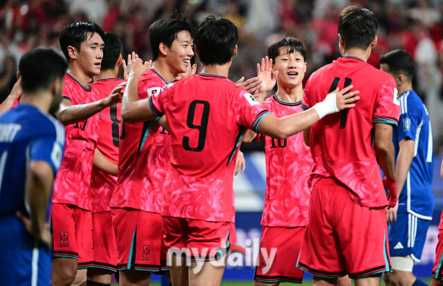 10일 오후 서울 상암동 서울월드컵경기장에서 2026 국제축구연맹(FIFA) 북중미 월드컵 아시아지역 3차 에선 대한민국과 쿠웨이트의 경기가 열렸다. 이재성이 후반전 골을 넣고 기뻐하고 있다./사진 = 유진형 기자