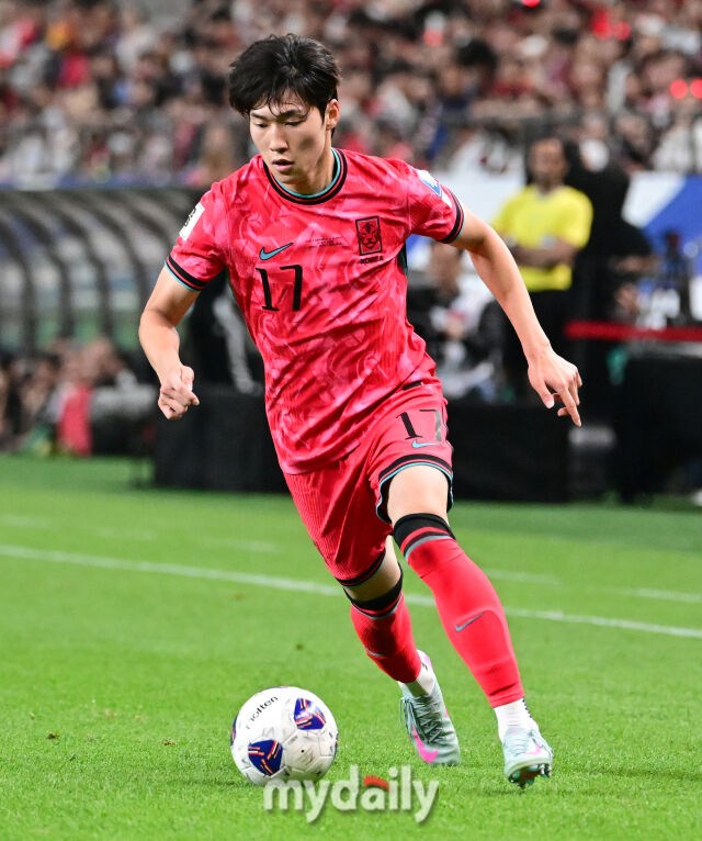 10일 오후 서울 상암동 서울월드컵경기장에서 2026 국제축구연맹(FIFA) 북중미 월드컵 아시아지역 3차 에선 대한민국과 쿠웨이트의 경기가 열렸다. 배준호가 드리볼 돌파를 하고 있다./사진 = 유진형 기자
