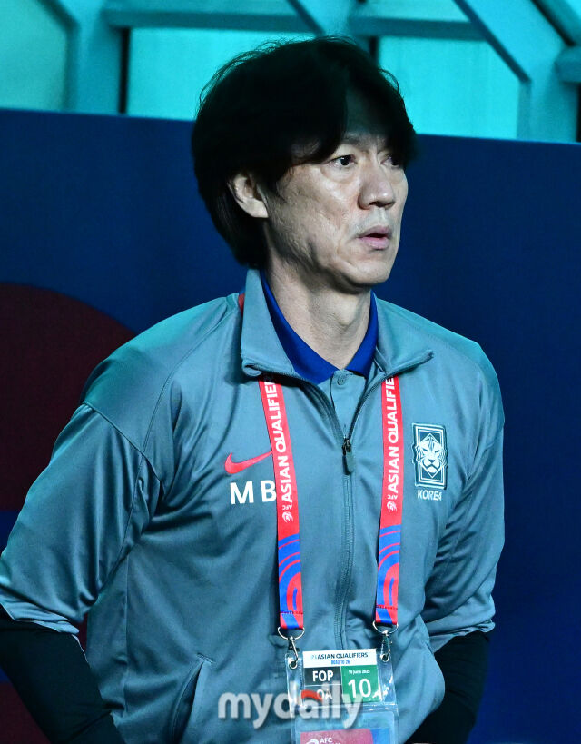 10일 오후 서울 상암동 서울월드컵경기장에서 2026 국제축구연맹(FIFA) 북중미 월드컵 아시아지역 3차 에선 대한민국과 쿠웨이트의 경기가 열렸다. 홍명보 감독이 그라운드로 나서고 있다./사진 = 유진형 기자