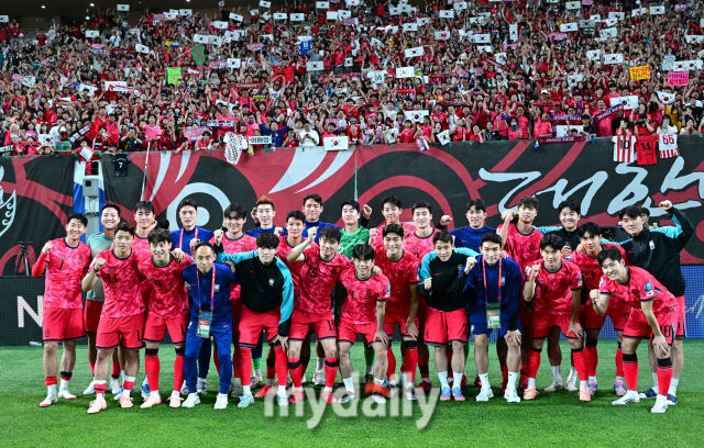 10일 오후 서울 상암동 서울월드컵경기장에서 2026 국제축구연맹(FIFA) 북중미 월드컵 아시아지역 3차 에선 대한민국과 쿠웨이트의 경기가 열렸다. 대한민국이 4-0으로 승리한 뒤 축구 팬들과 기념촬영을 하고 있다./사진 = 유진형 기자