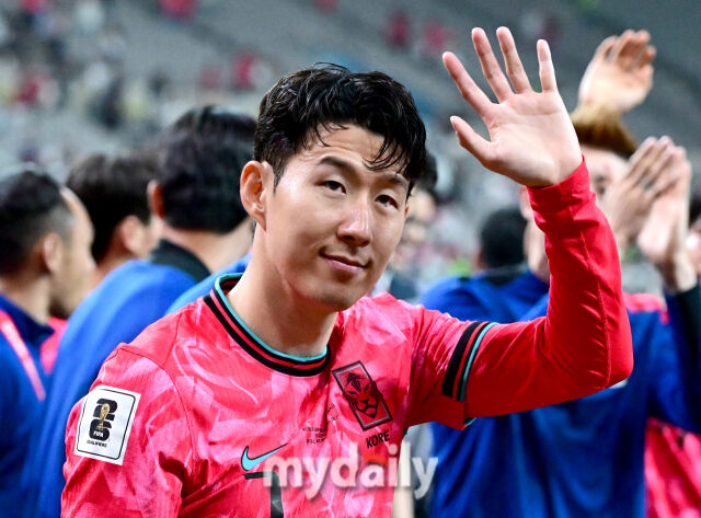 10일 오후 서울 상암동 서울월드컵경기장에서 2026 국제축구연맹(FIFA) 북중미 월드컵 아시아지역 3차 에선 대한민국과 쿠웨이트의 경기가 열렸다. 손흥민이 4-0으로 승리한 뒤 축구 팬들에게 인사하고 있다./사진 = 유진형 기자
