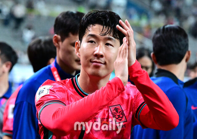 10일 오후 서울 상암동 서울월드컵경기장에서 2026 국제축구연맹(FIFA) 북중미 월드컵 아시아지역 3차 에선 대한민국과 쿠웨이트의 경기가 열렸다. 손흥민이 4-0으로 승리한 뒤 축구 팬들에게 인사하고 있다./사진 = 유진형 기자