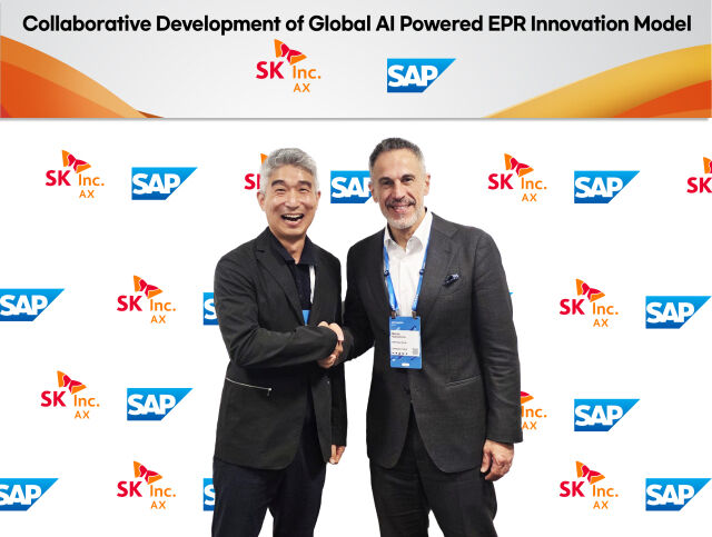 손건일 SK AX Enterprise서비스부문장(왼쪽)과 SAP 마노스 랩토폴로스 최고매출책임자. /SK AX