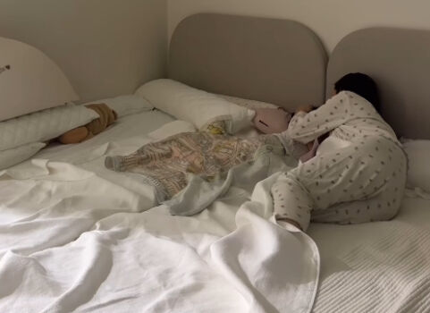 방송인 최희가 침대에 누워 자녀와 함께 하루를 마무리했다. / 최희 개인 인스타그램