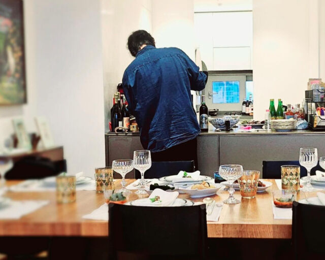 장동건이 집에서 와인을 따고 있다. / 고소영 소셜미디어