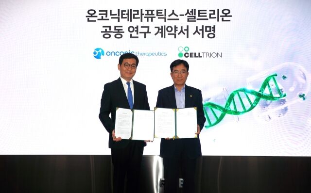 11일 송도 셀트리온 본사에서 김존 온코닉테라퓨틱스 대표(왼쪽)와 권기성 셀트리온 수석부사장이 공동연구개발 계약을 체결하고 기념 촬영을 하고 있다./ 온코닉테라퓨틱스