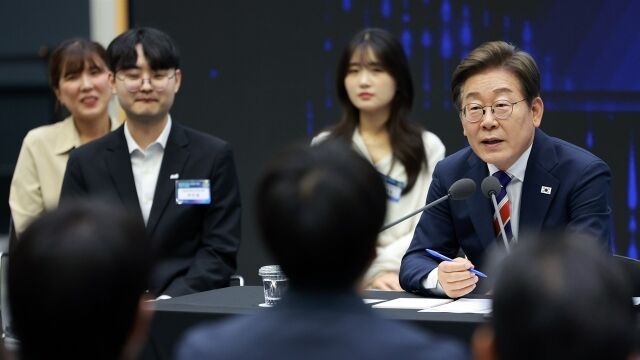 이재명 대통령이 11일 서울 영등포구 한국거래소에서 열린 주식시장 불공정거래 근절을 위한 현장 간담회에서 참석자 질문에 답하고 있다./대통령실