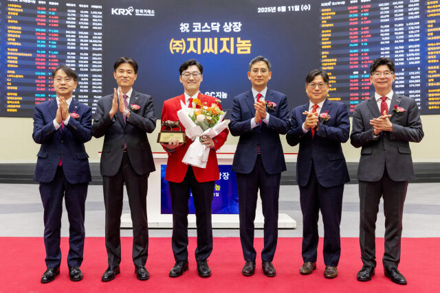 김대영 한국IR협의회 부회장(왼쪽부터), 민경욱 한국거래소 코스닥시장 본부장, 기창석 GC지놈 대표이사, 허용준 녹십자홀딩스 대표이사, 이충훈 삼성증권 부사장, 김준만 코스닥협회 전무./GC지놈