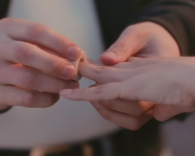 변요한이 차주영의 손에 육수링을 반지 대신 끼워주고 있다. / 백설 육수링 광고