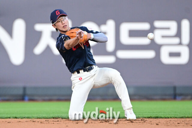 2025년 6월 11일 오후 경기도 수원시 KT위즈파크에서 '2025 신한 SOL뱅크 KBO 리그' 롯데 자이언츠와 KT위즈의 경기가 열렸다. <br><br>롯데 유격수 전민재가 2회말 2사 1.3루서 KT 이호연의 타구를 처리하고 있다./마이데일리