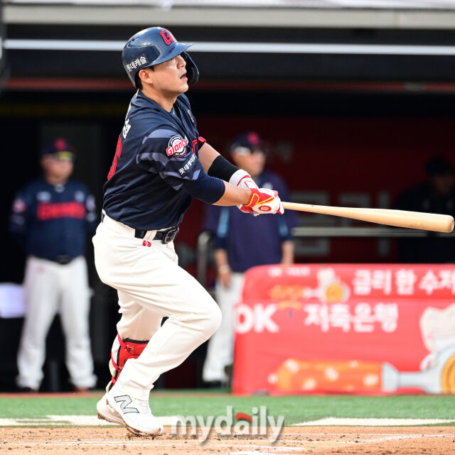 2025년 6월 11일 오후 경기도 수원시 KT위즈파크에서 '2025 신한 SOL뱅크 KBO 리그' 롯데 자이언츠와 KT위즈의 경기가 열렸다. 롯데 김민성이 2회초 선두타자 2루타를 치고 있다./마이데일리