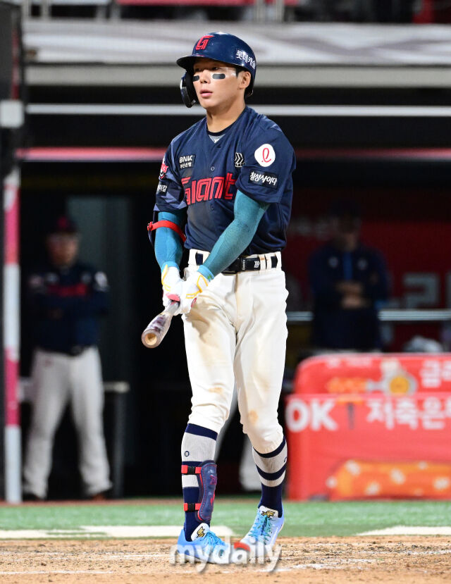 2025년 6월 11일 오후 경기도 수원시 KT위즈파크에서 '2025 신한 SOL뱅크 KBO 리그' 롯데 자이언츠와 KT위즈의 경기가 열렸다. 롯데 장두성이 8회초 1사 만루서 KT 박영현을 상대로 11구까지 가는 접전을 벌이고 있다./마이데일리