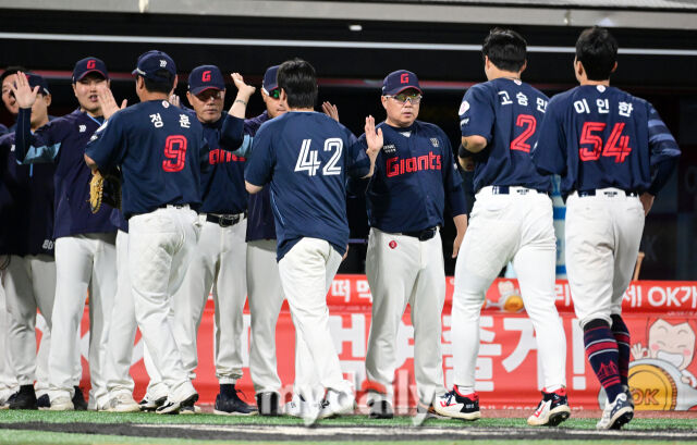 2025년 6월 11일 오후 경기도 수원시 KT위즈파크에서 '2025 신한 SOL뱅크 KBO 리그' 롯데 자이언츠와 KT위즈의 경기가 열렸다. 롯데 김태형 감독이 4-3으로 승리한 뒤 기뻐하고 있다./마이데일리