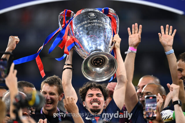 UEFA 챔피언스리그 우승컵을 들어올리는 비티냐(중간). /게티이미지코리아