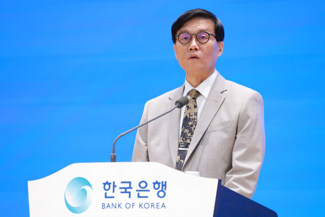 이창용 한은 총재 “완화적 통화정책 유지…경기부양 시급”