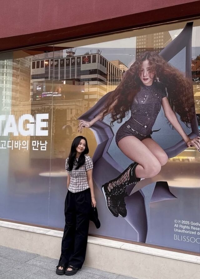 그룹 블랙핑크 지수가 고디바 매장 외벽을 장식한 대형 포스터 앞에 서 환한 미소를 짓고 있다. / 지수 개인 인스타그램