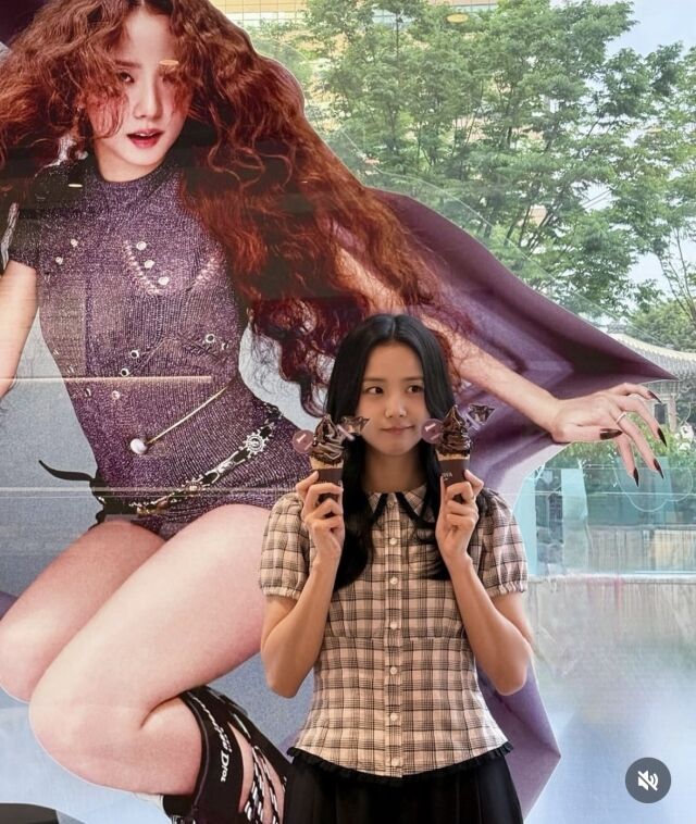 그룹 블랙핑크 지수가 대형 포스터 앞에 서 양손에 아이스크림을 들고 사랑스러운 분위기를 자아냈다. / 지수 개인 인스타그램