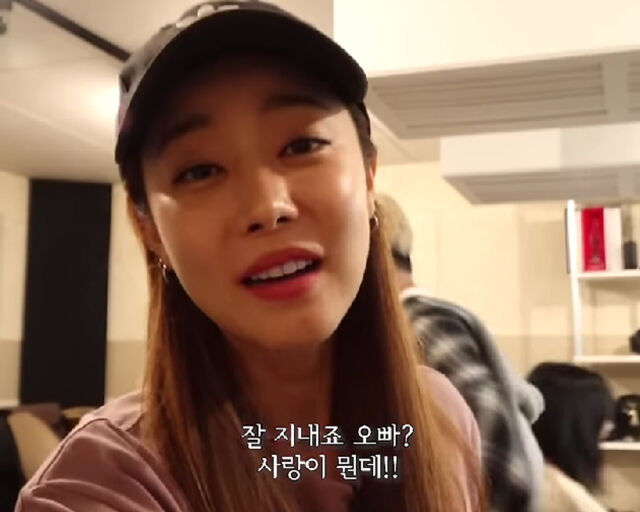조현영과 우디가 싸우는 사이 고우리가 알렉스에게 영상 편지를 남겼다. / 유튜브 '레인보우18'