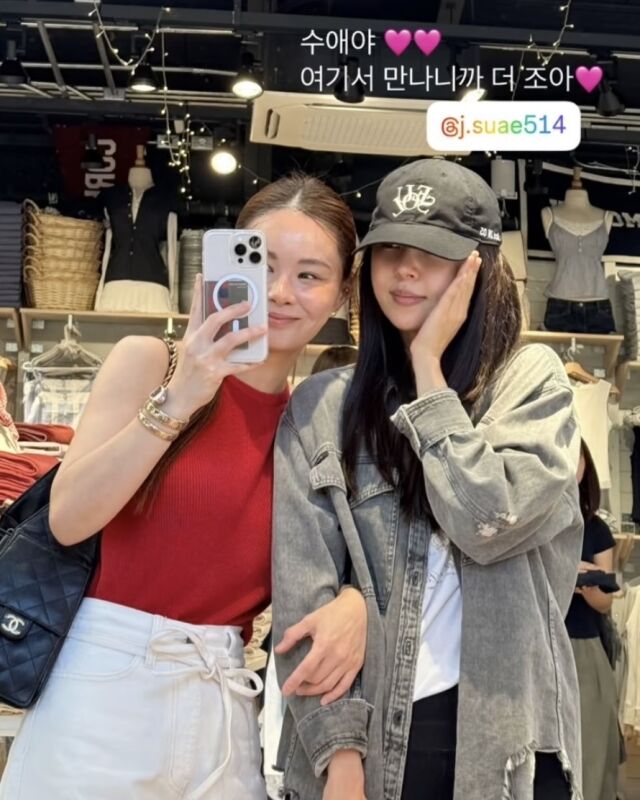 전 JTBC 아나운서 조수애(오른쪽)가 개그맨 정성호 아내이자 인플루언서인 경맑음과 함께 사진을 찍고 있다. / 조수애 개인 인스타그램