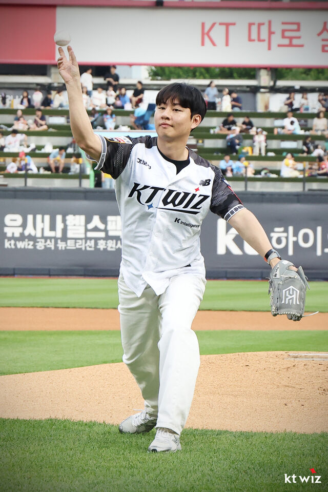 용평리조트 임직원 김준호씨가 시구 하는 모습./KT 위즈