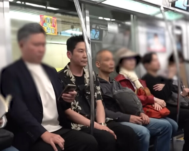신동엽이 일본 지하철에 앉아 이동해 눈길을 끌고 있다. / 유튜브 '추성훈' 캡처
