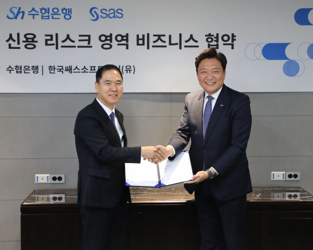 5월 19일 신학기 Sh수협은행장(왼쪽)과 이중혁 SAS코리아 대표가 신용리스크 협업 프로젝트 추진 업무협약을 체결하고 기념촬영을 하는 모습./수협은행
